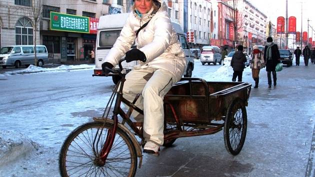 Lucie Hrstková si na univerziádě vyzkoušela i tento tradiční čínský dopravní prostředek.