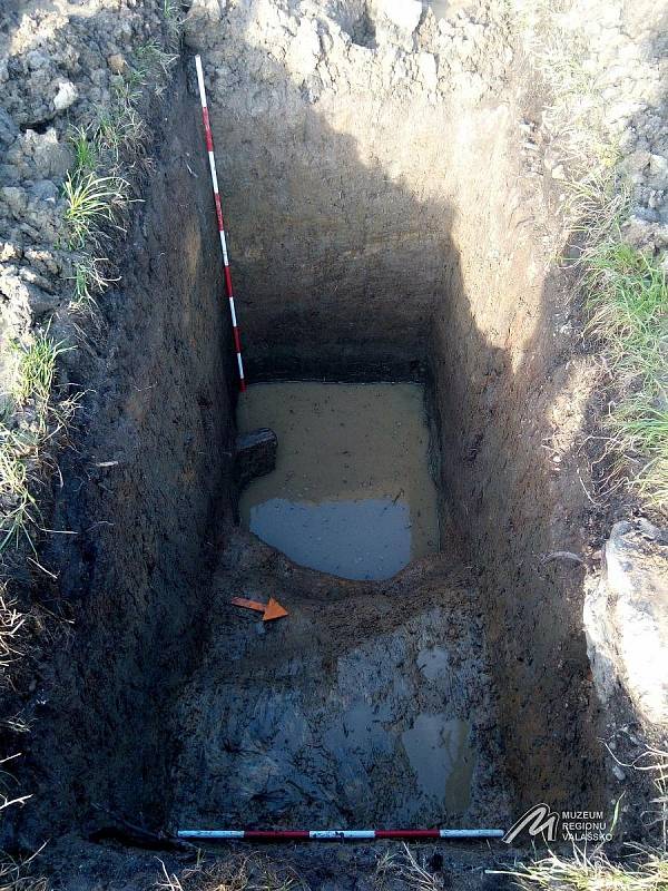 Archeologický průzkum v Kelči - Na dně příkopu je viditelný kruhový okraj pravěkého objektu hruškovitého tvaru (zatopená část sondy).