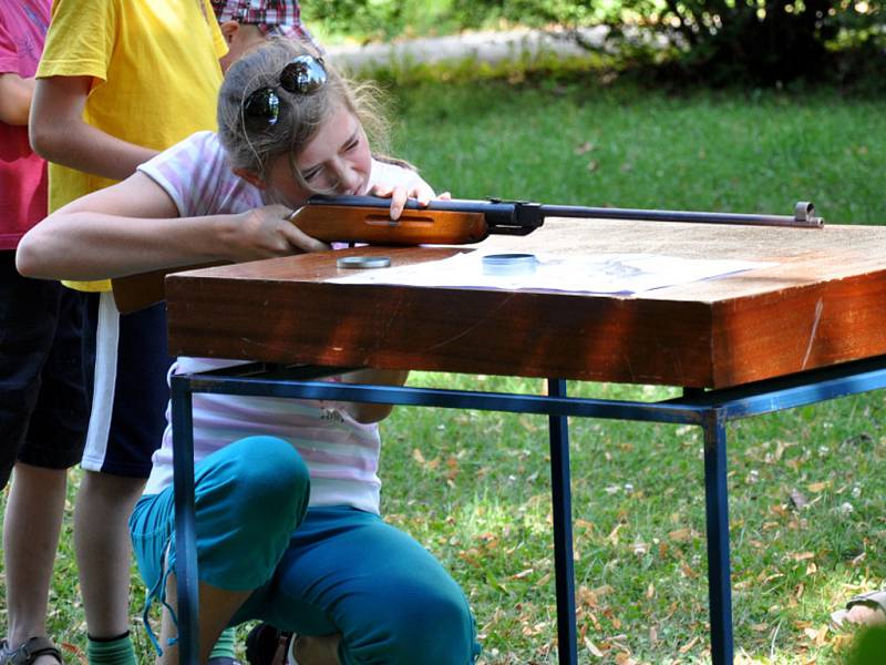 Děti střílejí ze vzduchové pušky v zámeckém parku ve Vsetíně. Střelba byla součástí prázdninového programu nazvaného Lovecké dopoledne, který pro malé návštěvníky připravili pracovníci Muzea regionu Valašsko, jež sídlí ve vsetínském zámku.