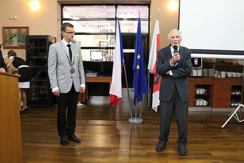 Cenu města Rožnov pod Radhoštěm udělila historicky poprvé rožnovská radnice Oceněný je spisovatel Richard Sobotka a akademický malíř Miloš Šimurda. Další ocenění - Cenu starosty města, získal Spolek rožnovských žen. Cenu přebírala předsedkyně Marie Rethyo