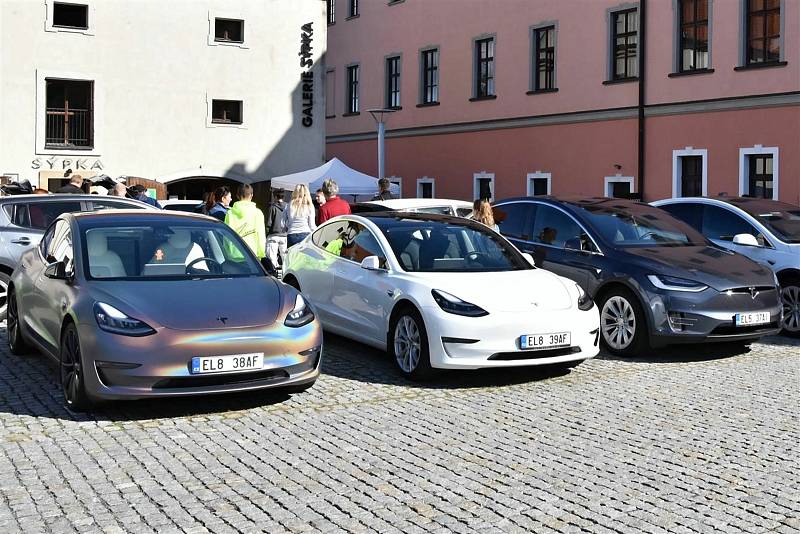 Valašské Meziříčí hostilo 4. ročník Srazu elektromobilů na Valašsku. K vidění bylo na pět desítek automobilů, elektrokola a dětské motocykly na elektrický pohon a také elektrobus; sobota 28. srpna 2021