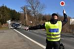 Policejní hlídka v souladu s nařízením vlády kontroluje v pondělí 1. března 2021 ve Valašských Příkazech řidiče mířící mimo okres Vsetín.