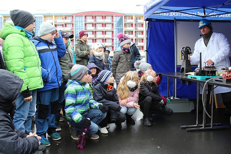 Atraktivní forma výuky zaujala žáky základních i středních škol na osvětové kampani Den s čistým ovzduším. Na náměstí Svobody ve Vsetíně lákaly ve středu 29. listopadu 2017 nejvíce praktické ukázky.