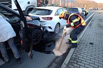 Hasiči zasahují ve středu 15. února 2023 u dopravní nehody tří osobních vozů v Jablůnce.