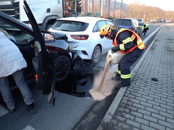 Hasiči zasahují ve středu 15. února 2023 u dopravní nehody tří osobních vozů v Jablůnce.