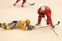 Vsetínští hokejisté (žluté dresy) ve 40. kole Chance ligy čelili Třebíči.