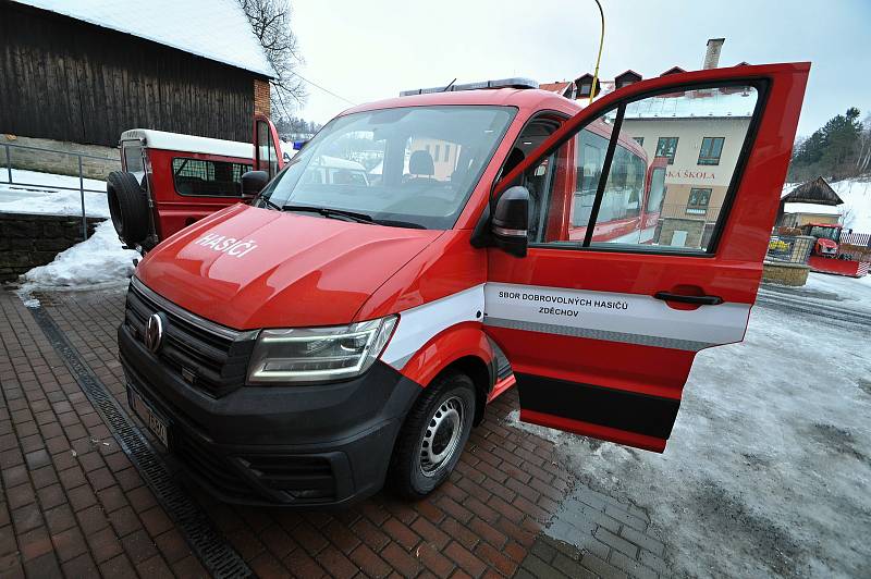 Dobrovolní hasiči ze Zděchova převzali v pátek 19. února 2021 nový osmimístný dopravní automobil Volkswagen Crafter.