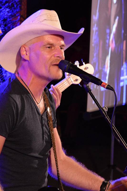 Alan Mikušek (bílý klobouk) na festivalu Starý dobrý western na Bystřičce - přehradě v roce 2017.