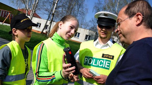 Děti ze Základní školy Žerotínova ve Valašském Meziříčí společně s dopravními policisty kontrolují motoristy.