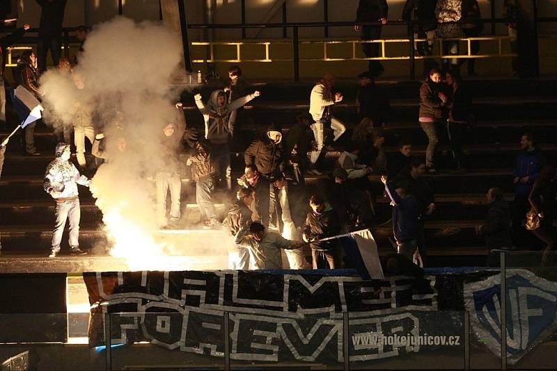 Hokejisté Valašského Meziříčí (bílé dresy) vyhráli v Uničově 4:3 a zachránili druhou ligu. 