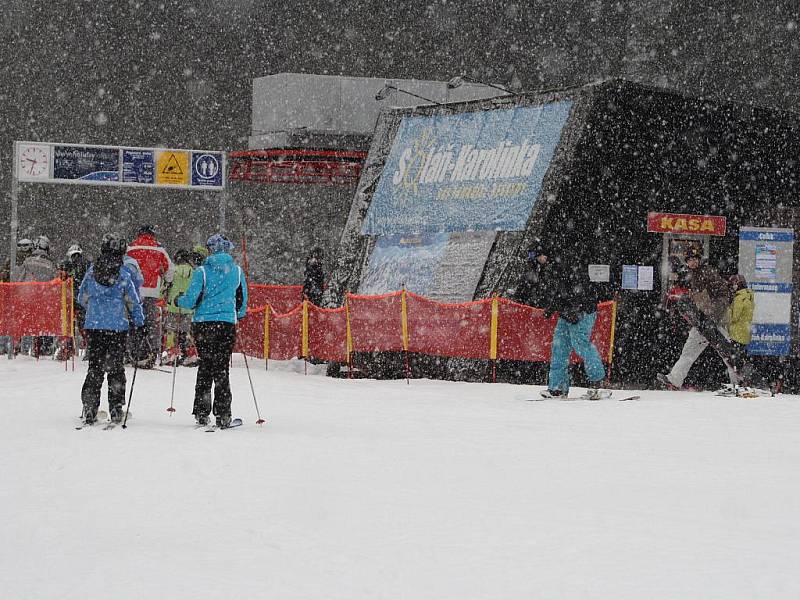 Nový sníh zpříjemnil lyžovačku desítkám návštěvníků vleku v Karolince.