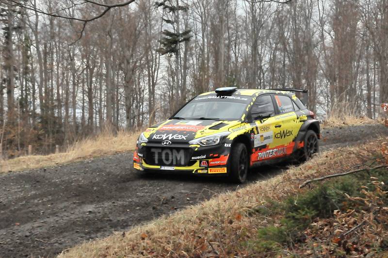 Nedělní 2. etapa 40. ročníku Valašské Rally přinesla mnoho dramatických soubojů, ze kterých nakonec vyšel vítězně Václav Pech. Druhý dojel Filip Mareš a třetí úřadující mistr Jan Kopecký.