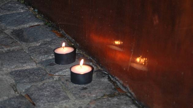 První tři svíčky za uctění památky zavražděných lidí při teroristickém útoku v Paříži v pátek 13. listopadu, zapálili Vsetíňané. Jednu na hrobu neznámého vojína u památníku osvobození a dvě u památníku obětem totalit.