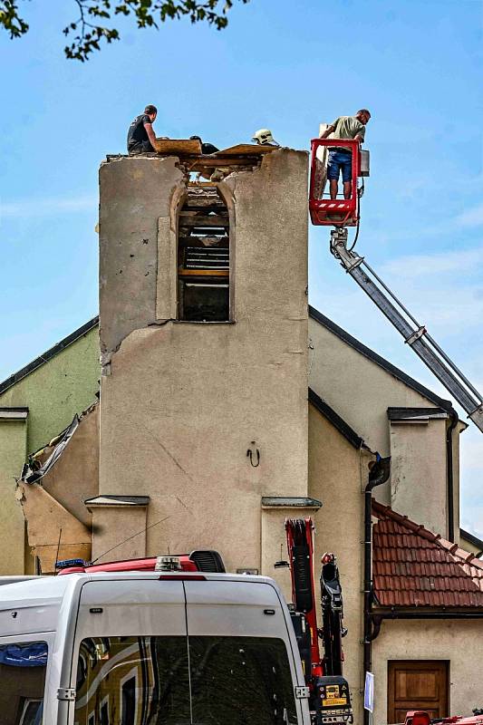 Odklízení škod po živelné pohromě v Hruškách.