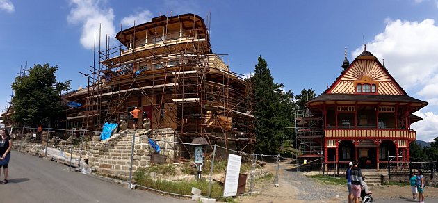 Stavba chaty Libušín na Pustevnách; srpen 2019
