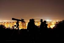 Lidé ve městech neznají úchvatný pohled do hlubin vesmíru. Přesto se mnoho amatérských hvězdářů snaží svými dalekohledy proniknout skrze světelný závoj.