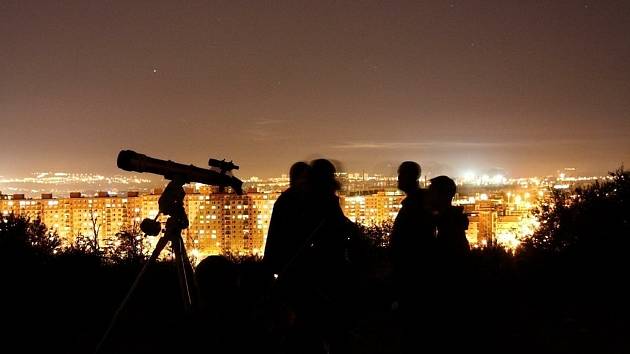 Lidé ve městech neznají úchvatný pohled do hlubin vesmíru. Přesto se mnoho amatérských hvězdářů snaží svými dalekohledy proniknout skrze světelný závoj.