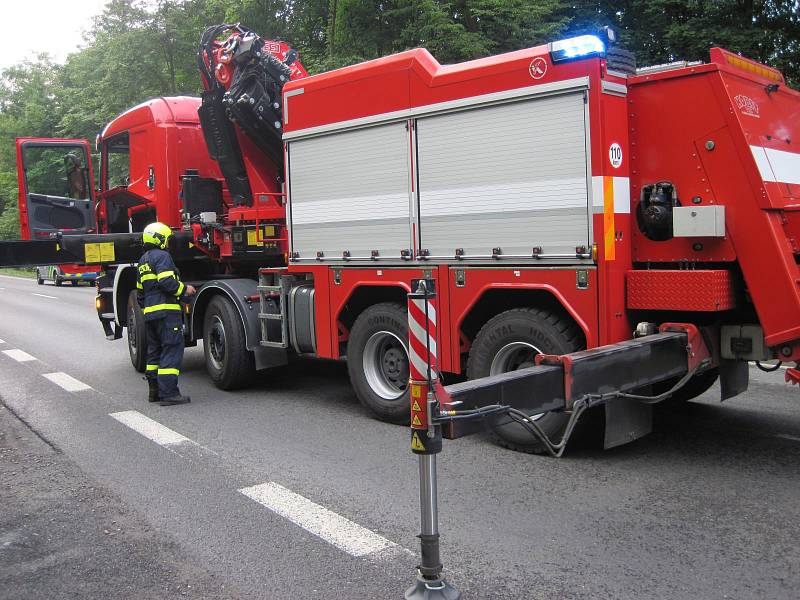 Řidička skončila s autem na střeše v potoce