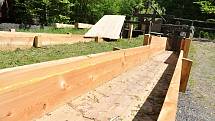 Nově zbudovaná dřevěná koryta náhonu, který přivádí vodu k pile z Velkých Karlovic v Mlýnské dolině ve Valašském muzeu v přírodě v Rožnově pod Radhoštěm; pondělí 18. května 2020