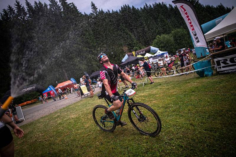 Osvěžující sprcha byla v sobotu 15. června 2019 při cyklistickém závodu Bike Valachy ve Velkých Karlovicích vítaným zpestřením.