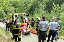 Záchranáři ve čtvrtek 22. srpna 2019 pomáhají zraněné houbařce ve vsetínské místní části Horní Jasenka.