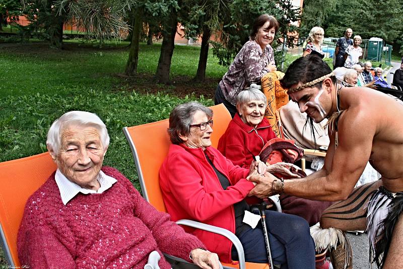 Tanečníci, tanečnice a muzikanti z Velikonočních ostrovů, kteří jsou hosty 50. MFF Liptálské slavnosti, vystupují ve čtvrtek 22. srpna 2019 pro klienty Domova Harmonie ve Vsetíně.