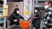 Lidé na Vsetínsku ke zpřísněným vládním opatřením přistoupila zodpovědně. Většina ve čtvrtek 25. února 2021 vyměnila roušky za respirátory.