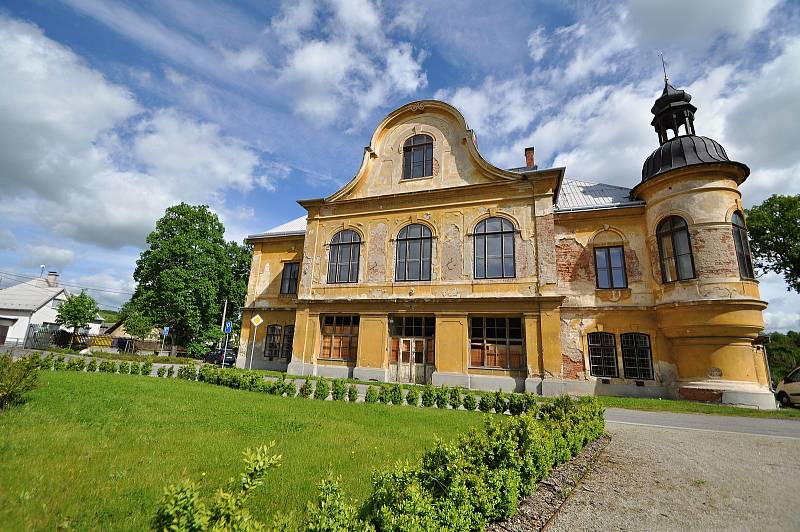 Stavbu braneckého zámku zahájil na počátku 18. století držitel braneckého léna rytíř František Erasmus Lockner. V polovině 19. st. byla přistavěna dvě boční křídla, ve stejném století pak následovala výrazná přestavba zámku v tehdy módním romantickém hist