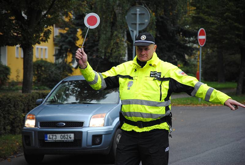 Do role policistů a strážníků se v úterý 10. října 2017 vžili žáci čtyř meziříčských základních škol. Vytvořili s nimi hlídky a v různých částech města kontrolovali řidiče.