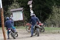 Turisté a provozovatelé horských chat si stěžují na motorkáře na terénních speciálech. Motocyklisté porušují několik zákonů, ohrožují turisty, policie je na ně zatím krátká