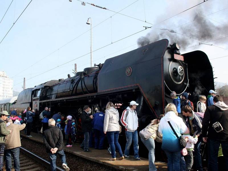 Oslavy 130 let trati z Hranic na Valašsko na vsetínském nádraží