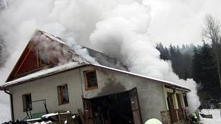 Při požáru domu se zranil hasič, uhořel pes a kočky - Valašský deník