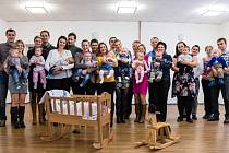 Deset dětí narozených v roce 2015 přivítali v neděli v obřadní síni Obecního úřadu v Lidečku. 