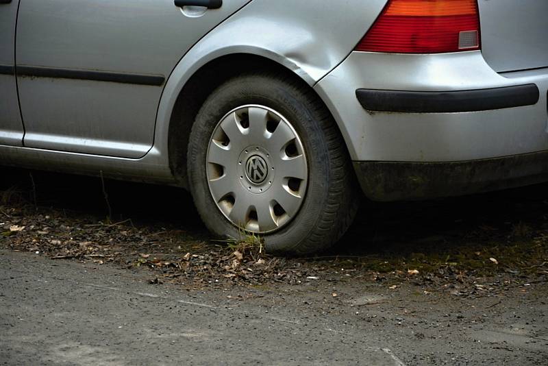 S autovraky a dlouhodobě odstavenými auty se potýkají města i  vesnice.