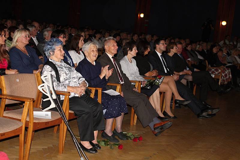 Folklorní soubor Vsacan oslavil v sobotu 17. listopadu 2018 při galaprogramu 75. výročí založení.