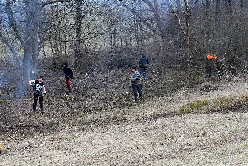 Žáci ze základní školy ve Francově Lhotě se zapojili do projektu Dny ekologie, krajinotvorby a ochrany přírody ve Francově Lhotě. Jeho součástí bylo například čištění potoka nebo návštěva zemědělských družstev.