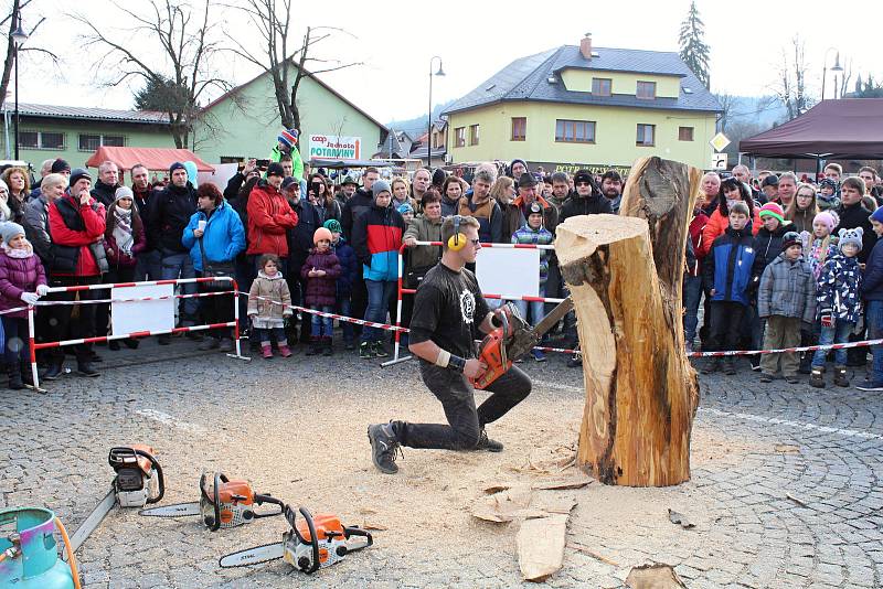 Tradičním Kateřinským jarmarkem ožila v sobotu 25. listopadu 2017 vesnice Hovězí na Horním Vsacku. Na návštěvníky čekaly prodejní stánky s jarmarečním zbožím, bohaté občerstvení, hudební doprovod, ale také soutěž v pojídání jitrnic nebo výstava zvonků Zaz