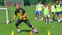 Známý mládežnický trenér Ladislav Trávník má svoji fotbalovou akademii technických dovedností.