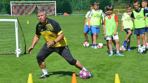 Známý mládežnický trenér Ladislav Trávník má svoji fotbalovou akademii technických dovedností.