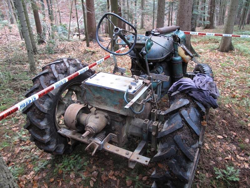 Tragická nehoda v Prostřední Bečvě: převrácený traktor usmrtil muže.