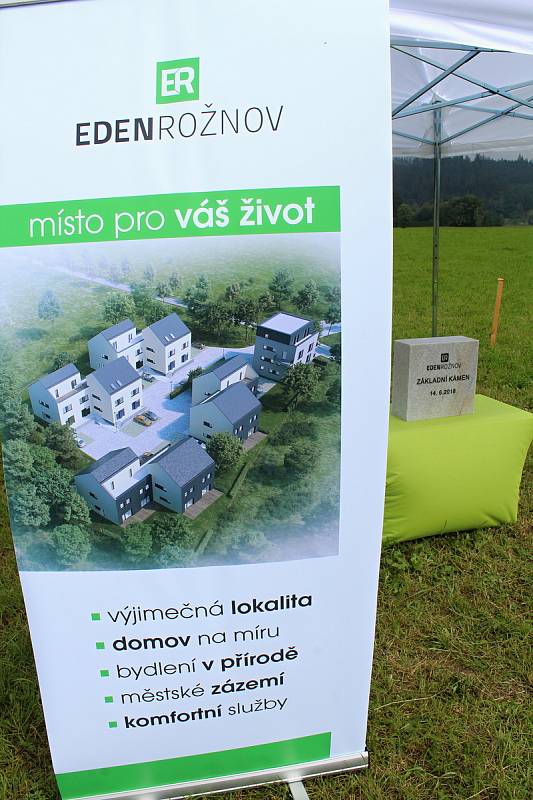 Nové byty na kopci nad Rožnovem s výhledem na Radhošť ponesou název Eden. Základní kámen položili zástupci developera, dodavatele i města 14. června 2018