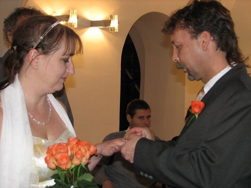 Svatební den v magické datum si ve Valašském Meziříčí nenechaly ujít dva snoubenecké páry.