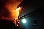 Záchranáři zasahují v noci na pondělí 5. prosince 2022 u požáru rodinného domu v Zubří na Rožnovsku.