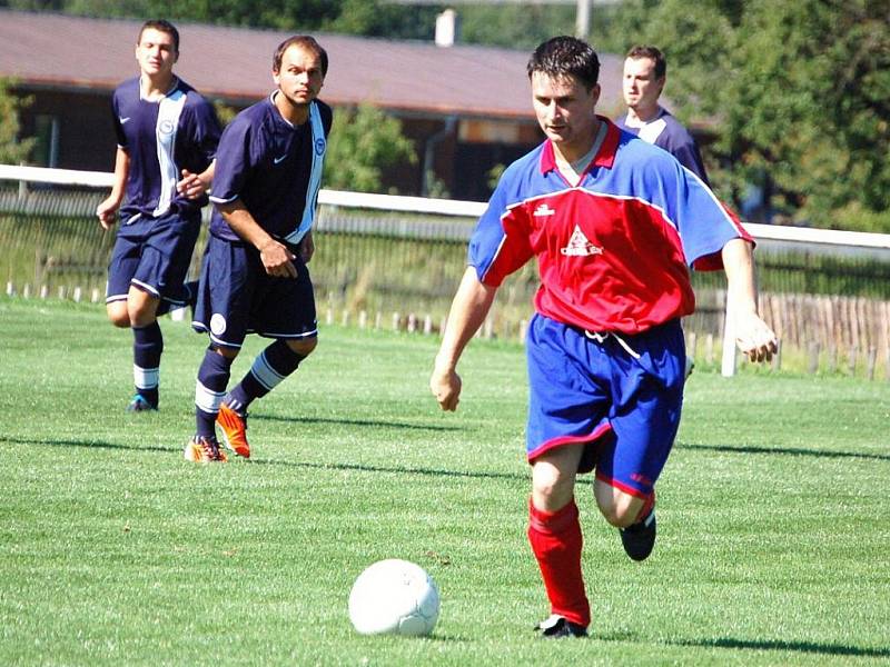 Fotbalisté Stříteže utrpěli v domácím prostředí nepříjemný debakl. Halenkov (tmavší dresy) tam vyhrál vysoko 7:2. 