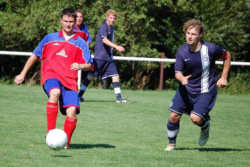 Fotbalisté Stříteže utrpěli v domácím prostředí nepříjemný debakl. Halenkov (tmavší dresy) tam vyhrál vysoko 7:2. 