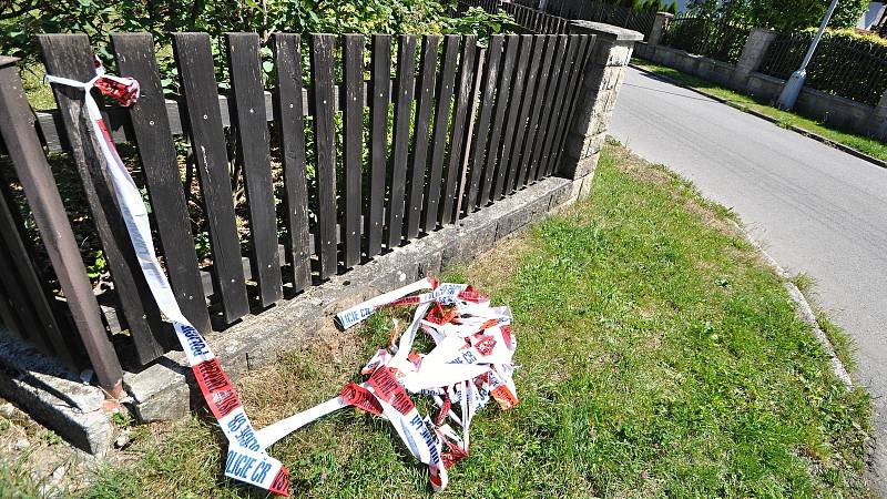 Policisté hlídkují v rožnovské Slezské ulici, kde došlo k trojnásobné vraždě a sebevraždě; čtvrtek 4. srpna 2022