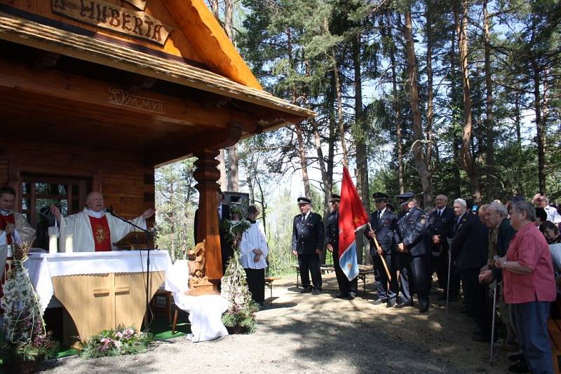 Ve Valašské Senici světili novou dřevěnou kapličku. Zasvěila se svatým Hubertovi a Josefovi.