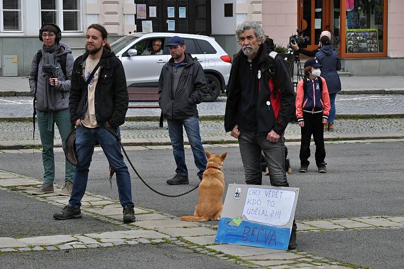 Na náměstí ve Valašském Meziříčí se v neděli 23. května 2021 uskutečnila další demonstrace ze řeku Bečvu bez jedů.