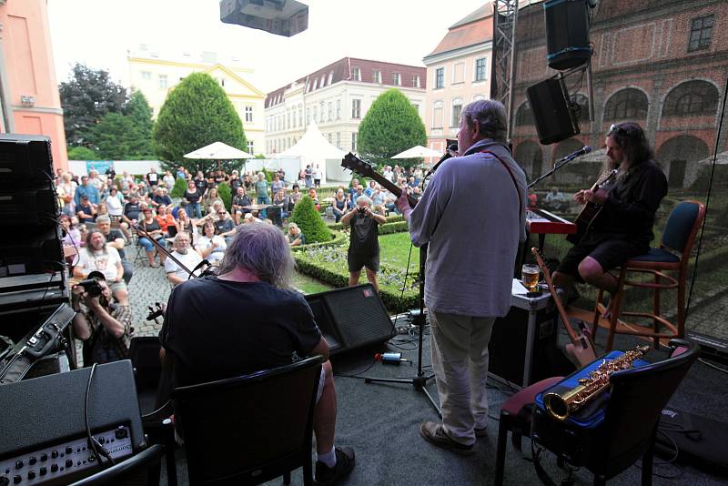 Trio Vladimír Merta & Jan Hrubý & Ondřej Fencl koncertuje koncertuje na I. nádvoří zámku Žerotínů ve Valašském Meziříčí na 39. ročníku folk-blues-beat festivalu Valašský špalíček; sobota 26. června 2021