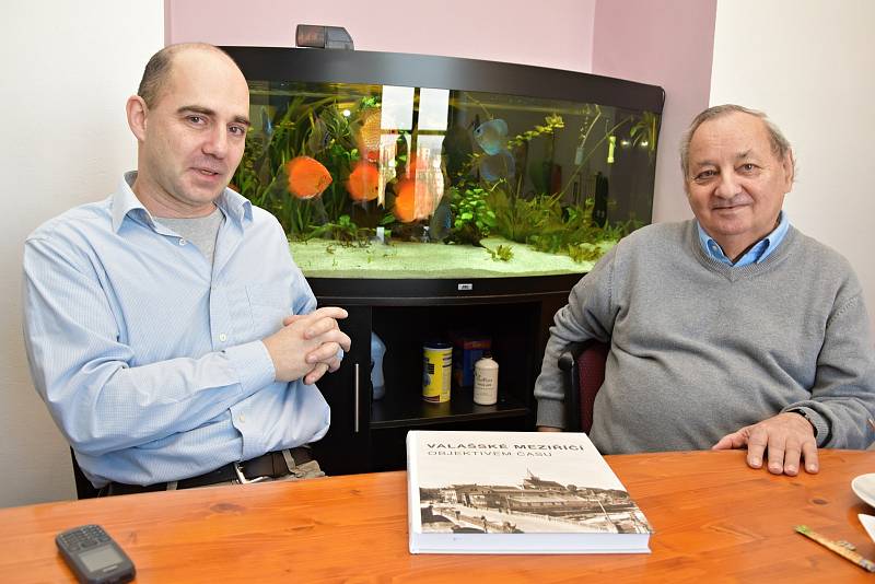 Na knize historických fotografií s názvem Valašské Meziříčí objektivem času společně pracovala trojice mužů. Na snímku jsou vlevo Petr Zajíc a vpravo Jindřich Zeť, třetím z tvůrců byl František Baruch.